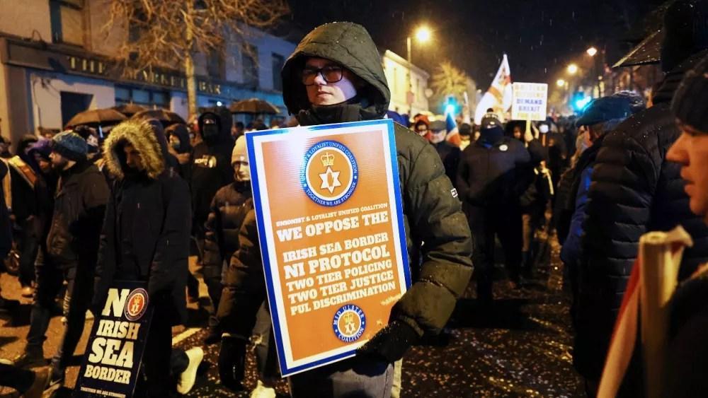 Irlandia Północna: Boris Johnson walczy na dwóch frontach, gdy protokół Brexitu powraca, by go prześladować