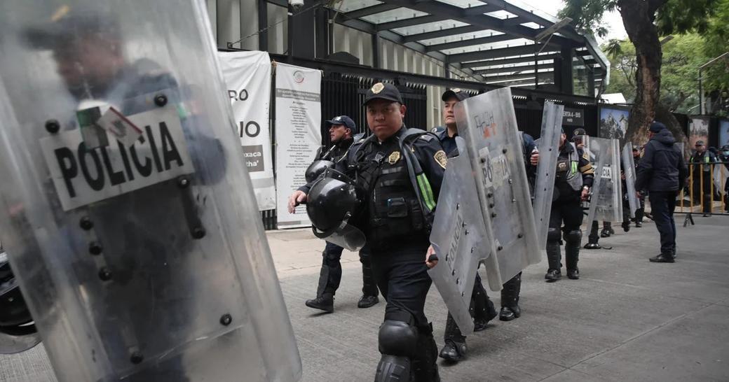 2 robotników użyteczności publicznej zginęło po tym, jak walczące kartele narkotykowe odcięły wioskom prąd, jako "represje," Prezydent Meksyku mówi