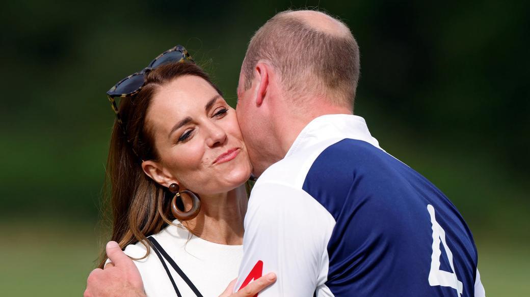 Książę William i Kate Middleton angażują się w niektóre palmtopy podczas charytatywnego meczu polo w Windsor