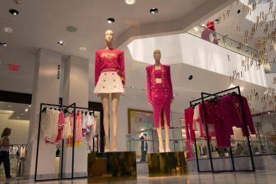 Zalany różem, każdy chce mieć kawałek manii marketingowej filmu „Barbie”.