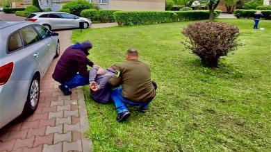 Ursusa.  Na trawnik spadła siatka pełna gotówki.  Młody mężczyzna złapał ją i zaczął uciekać.  18-latek został zatrzymany