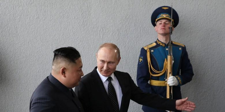 Rosja mogłaby wykorzystać swoją ropę do kupowania broni od Korei Północnej, ponieważ sankcje ograniczają zdolność Kremla do uzupełniania zapasów wojskowych, twierdzą analitycy