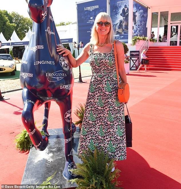 Sara Cox prezentuje elegancką figurę w zielonej kwiecistej sukience, gdy bierze udział w eleganckim skoku przez przeszkody w Royal Hospital Chelsea