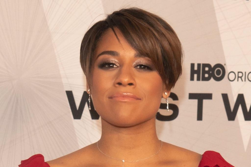 Ariana Debose Blossoms w kwiecistej sukni z ukrytymi obcasami na premierze 4 sezonu „Westworld”