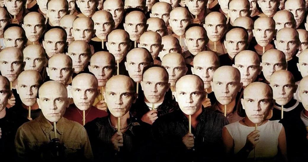 Morze ludzi trzymających znaki Johna Malkovicha w Being John Malkovich