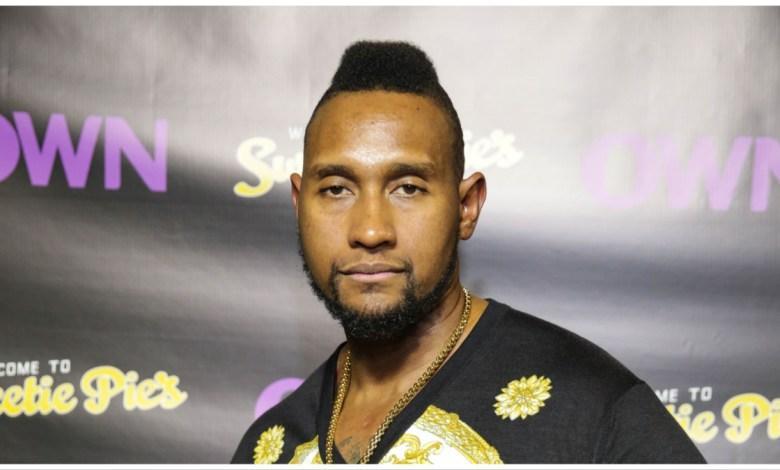 „Witamy w Timie Normanie ze Sweetie Pie, skazanym na dożywocie za zorganizowanie dni śmierci swojego siostrzeńca po tym, jak wyznał, że jest niewinny