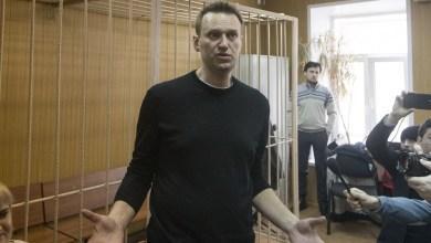 Władze rosyjskie twierdzą, że Aleksiej Nawalny zmarł z powodu „zespołu nagłej śmierci”, a ludzie tego nie kupują