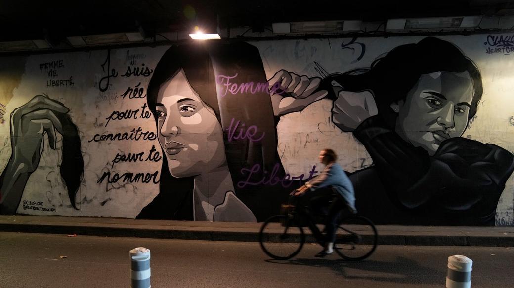 Szwedzki prawodawca obcina włosy w solidarności z irańskimi kobietami w przemówieniu UE