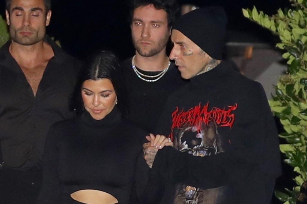 Kourtney Kardashian Reamps Date Night Style w wycięciem Bodycon Maxi Dress i butach na obcasie z Travis Barker