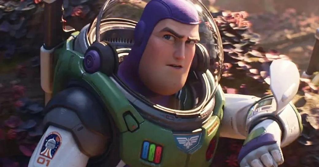 Lightyear: jak łuk Buzza pasuje do jego zabawkowego odpowiednika