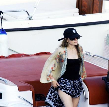 EKSKLUZYWNIE: Ashley Olsen i Louis Eisner spędzają wakacje w Pantellerii z niektórymi przyjaciółmi.  14.08.2022 Na zdjęciu: Ashley Olsen i Louis Eisner w Pantellerii.  Źródło zdjęcia: MEGA TheMegaAgency.com +1 888 505 6342 (Tag ID Mega Agencji: MEGA887213_026.jpg) [Photo via Mega Agency]