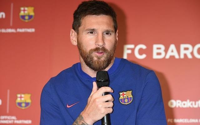 Messi talking to press