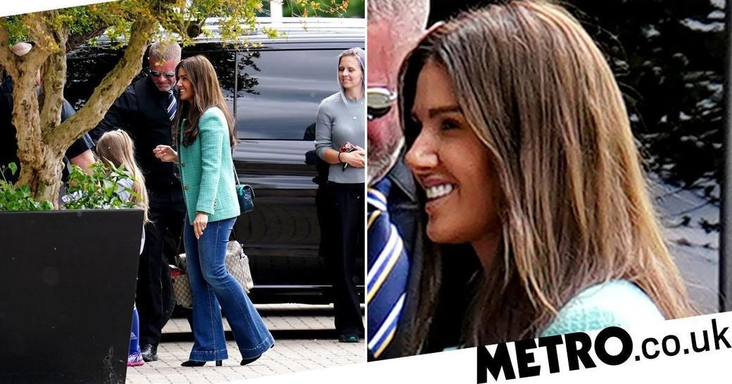 Rebekah Vardy uśmiecha się na meczu Leicester City Premier League po tym, jak były mąż zaprzecza „zmuszeniu” jej do przeprowadzenia wywiadu z Peterem Andre „chipolata”