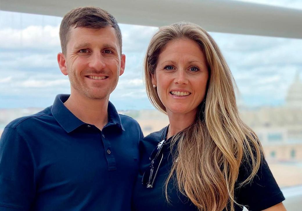 Kobieta uszczęśliwiona wsparciem po wirusowej konfrontacji z pastorami