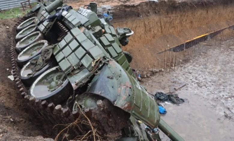 Rosja prezentuje na całym świecie zaawansowaną technologię wojskową, podczas gdy jej wojska na Ukrainie zmagają się z przestarzałą bronią z czasów sowieckich