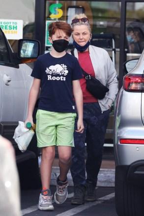 EKSKLUZYWNIE: Amy Poehler zabiera syna do restauracji Subway w LA **SPECJALNE INSTRUKCJE*** Przed publikacją prosimy o pikselowanie twarzy dzieci.***.  08.03.2022 Na zdjęciu: Amy Poehler.  Źródło zdjęcia: MEGA TheMegaAgency.com +1 888 505 6342 (Tag ID Mega Agencji: MEGA835948_001.jpg) [Photo via Mega Agency]