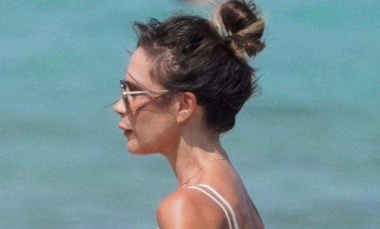 Victoria Beckham idzie boso na plażę w przewiewnej sukience maxi na ramiączkach z Davidem Beckhamem w Saint-Tropez