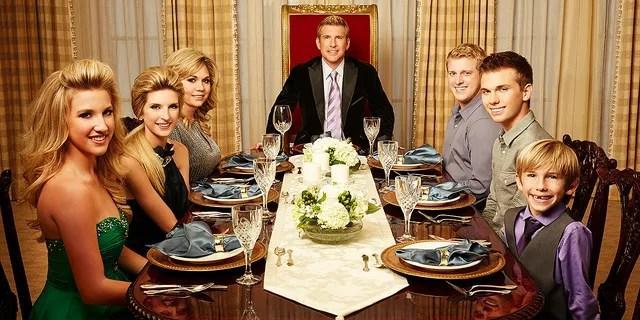 Rodzina Chrisleyów pozowała w pierwszym sezonie swojego amerykańskiego programu w 2014 roku. Todd i Julie Chrisleyowie mają do 30 lat więzienia za wiele zarzutów podatkowych i oszustw.