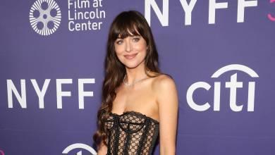 Dakota Johnson miała na sobie odkrywczy dwuczęściowy strój, który sprawi, że zrobisz podwójne ujęcia