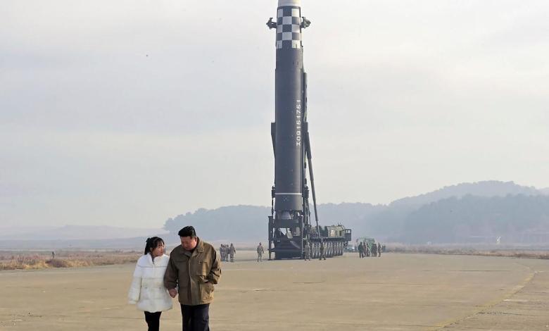 Córka Kim Dzong Una była tajemnicą przez lata, ale teraz pojawia się na największych testach rakietowych w Korei Północnej