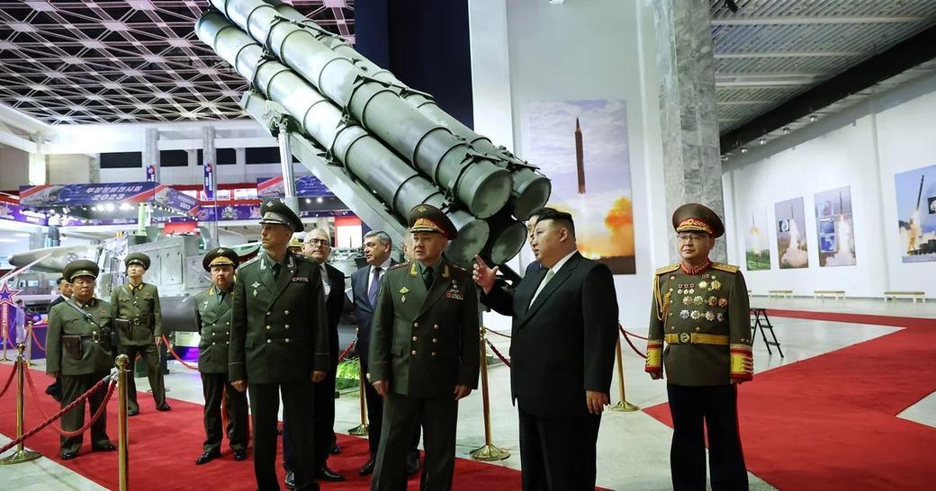 Korea Północna wita wysłanników Rosji i Chin, a Kim Dzong Un prezentuje rakiety z okazji rocznicy wojny w Korei