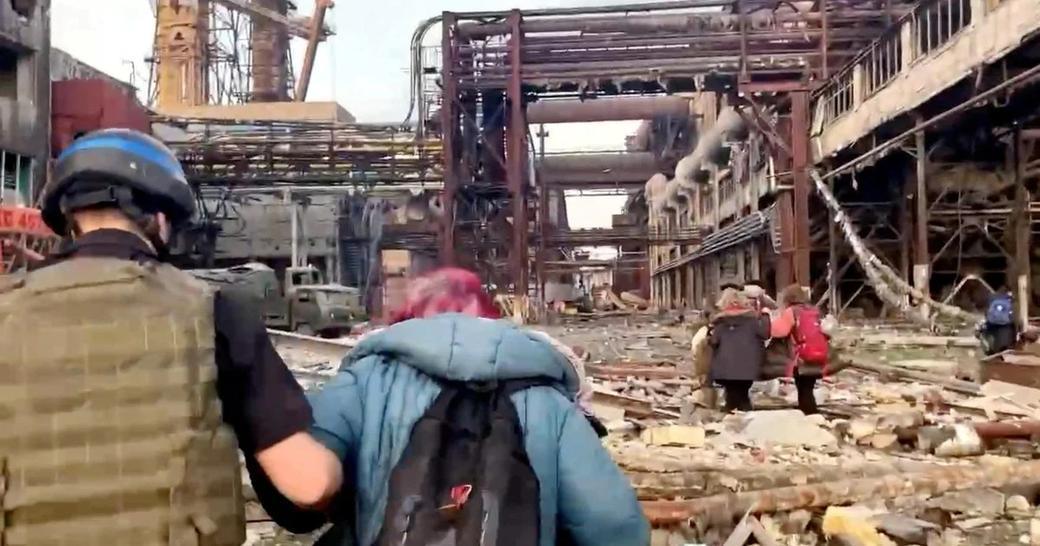 Rosyjska wojna eskaluje na wschodniej Ukrainie, mimo że zawieszenie broni w Mariupolu umożliwia ewakuację z huty Azowstal