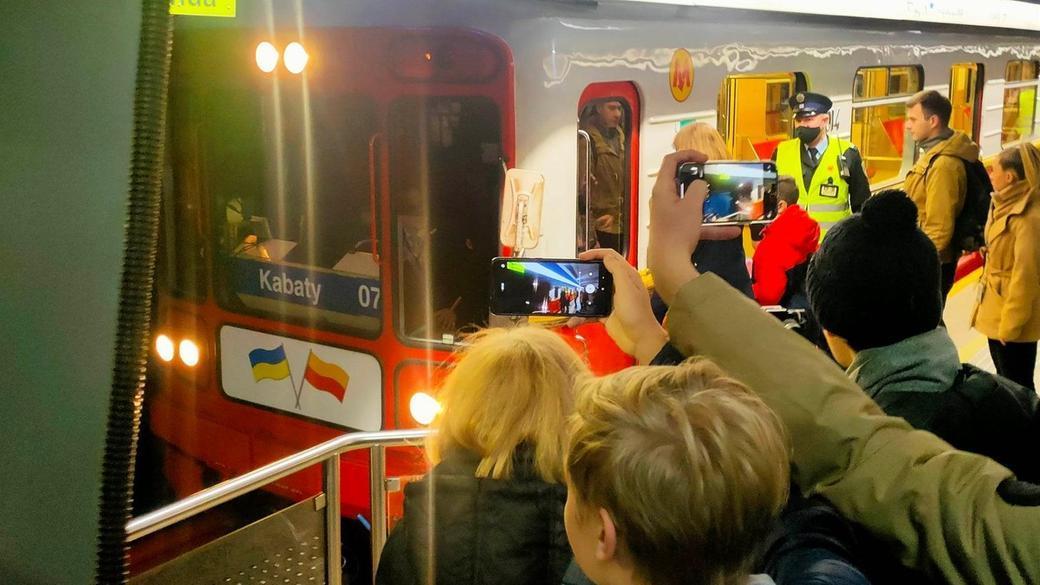 Warszawa: Pierwszy pociąg metra do Kijowa zakończył kurs.  Byliśmy na pożegnalnej przejażdżce