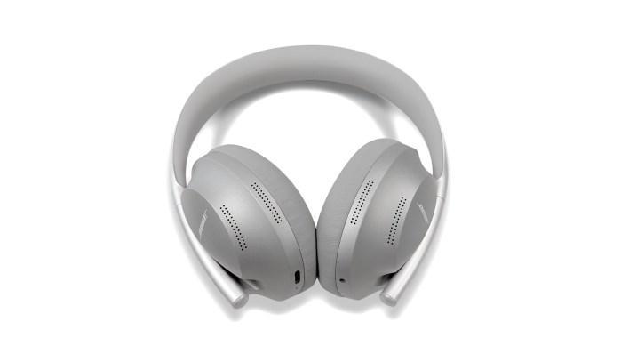 Słuchawki Bose Noise Cancelling Headphones 700 w kolorze srebrnym na białym tle.
