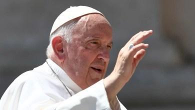 Operacja papieża Franciszka zakończona "bez komplikacji," papież pracujący w szpitalu podczas rekonwalescencji