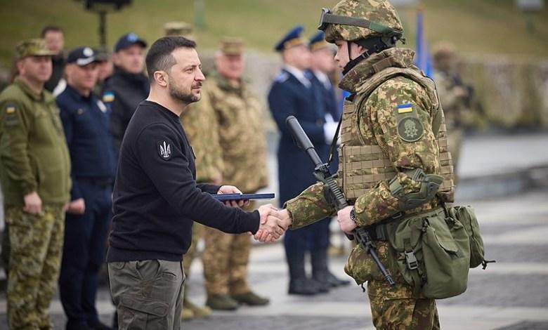 Wojna rosyjsko-ukraińska: Zełenski odwiedza wojska w Awdijiwce
